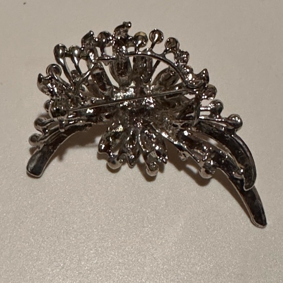 Elegant Silver and Pearl Brooch - Picture 3 of 3